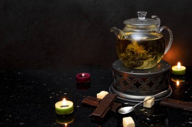 Çaydanlık, mumlar, şok ummak, waffle, koyu arka plan