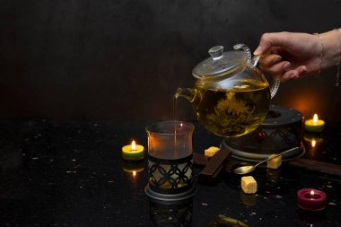 Çaydanlık, mumlar, şok ummak, waffle, koyu arka plan