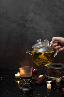 Çaydanlık, mumlar, şok ummak, waffle, koyu arka plan