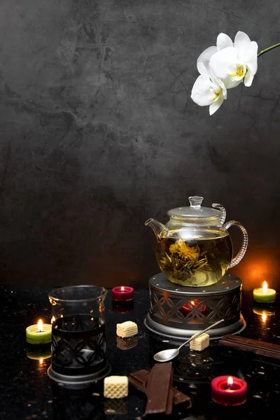 Çaydanlık, mumlar, şok ummak, waffle, koyu arka plan