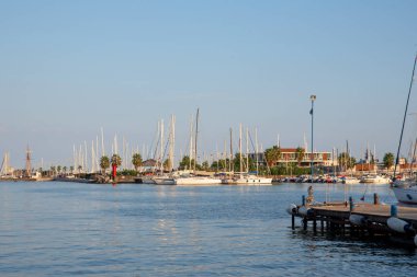 Tekneler, mavi deniz ve gökyüzü ile İskele