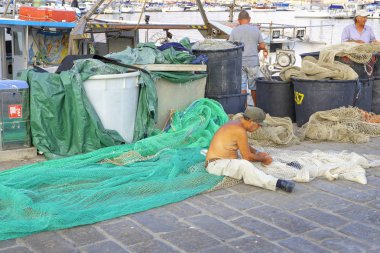 Fishnet tamir eden bir balıkçı, La Spezia, İtalya, 5 Eylül 2019