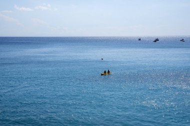 İki kişilik sarı tekne, mavi deniz