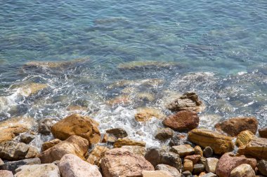 Kayalara karşı köpük dayak ile deniz suyu