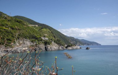 Denize bakış, arka planda dağlar
