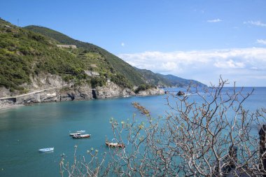 Tekneler ve dağlar la denize bak