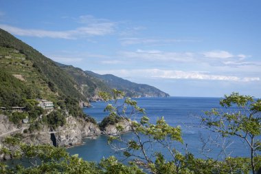 Denize bakış, arka planda dağlar