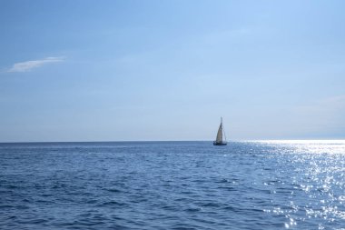 Denizde yüzen yelkenli tekne, mavi gökyüzü