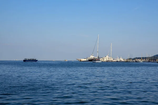 Vista no mar com navios a cavalo — Fotografia de Stock