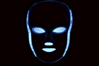 Renkli terapi maskesi. Parlak mavi arka plan.