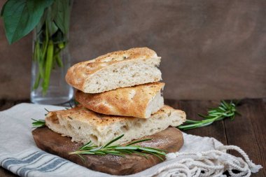 Dilimlenmiş Focaccia ekşi ekmek, koyu arkaplan