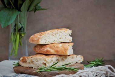 Dilimlenmiş Focaccia ekşi ekmek, koyu arkaplan