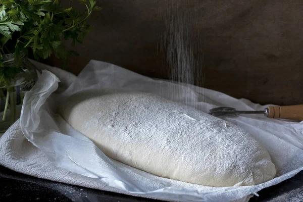 Zuur Deeg Brood Een Backing Paper Itchen Handdoek Met Broodmes — Stockfoto