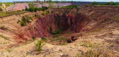 Zemin gün ışığı alan daraltma. Kum zemin doğurmak. Demir cevheri Teknogen manzara doğurmak. Ukrayna, Kriviy yakın