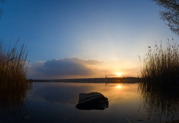 Der Sonnenuntergang Über Dem Fluss Hinter Dem Kopfsteinpflaster Eine Zuckerrohrvegetation — Stockfoto