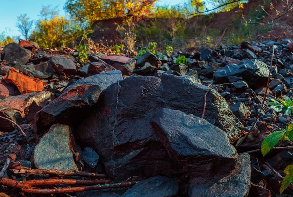 秋天自然风景背景的重的岩石 沉重的灰色鹅卵石躺在地上 地面品种崩溃的背景 乌克兰 Kriviy Rih — 图库照片