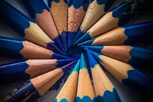 Lápices Azules Sobre Fondo Blanco Una Creatividad Una Buena Idea — Foto de Stock