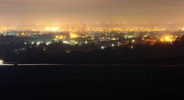 Gece zaman şehir manzarası.