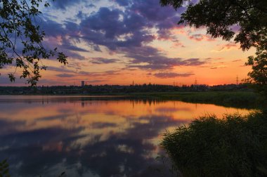 Muhteşem yaz günbatımı manzara Krivoy Rog, Ukrayna. O yansıtan gökyüzü göl sakin