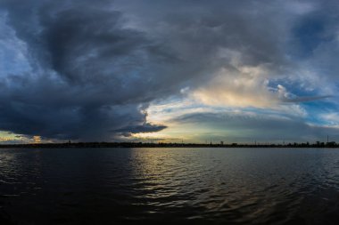 Nehir üzerinde fırtına bulutlar ile muhteşem nehir manzara