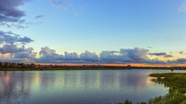Su yansıyan kümülüs bulutları ile nehir manzara