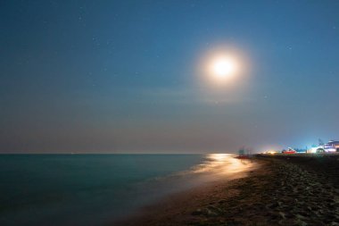 Gece deniz manzarası ve gece gökyüzü Moon tarafından vurgulanan