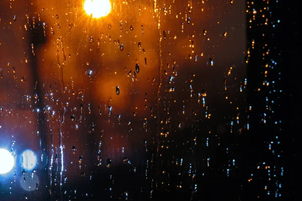 Geceleri pencere camında yağmur damlaları