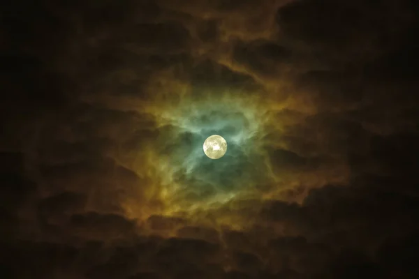 Blue Moon destaca los cielos nublados. Cielo nocturno girasol — Foto de Stock