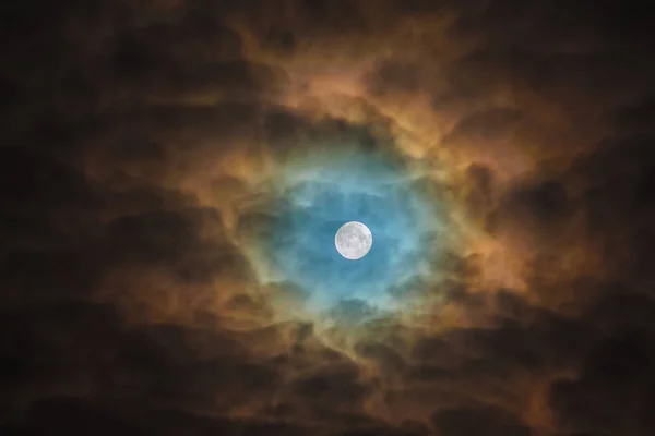 Το μπλε φεγγάρι φωτίζει τα σύννεφα. Νυχτερινό ουρανό ηλιοτρόπιο Εικόνα Αρχείου