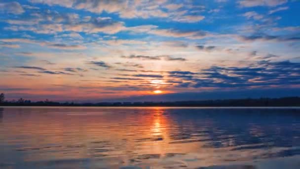 Яркий Водный Ландшафт Облаками Отражающимися Волнистой Воде Реки Осенним Вечером — стоковое видео