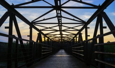 Simetrik demiryolu köprüsü inşaatı