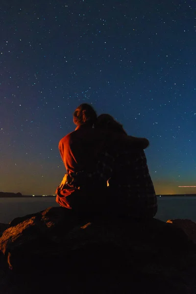 Preciosa pareja en el fondo estrellado del cielo nocturno — Foto de Stock