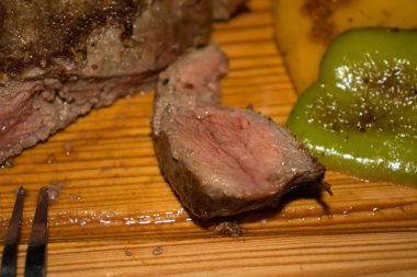 dana biftek ahşap tahta üzerinde