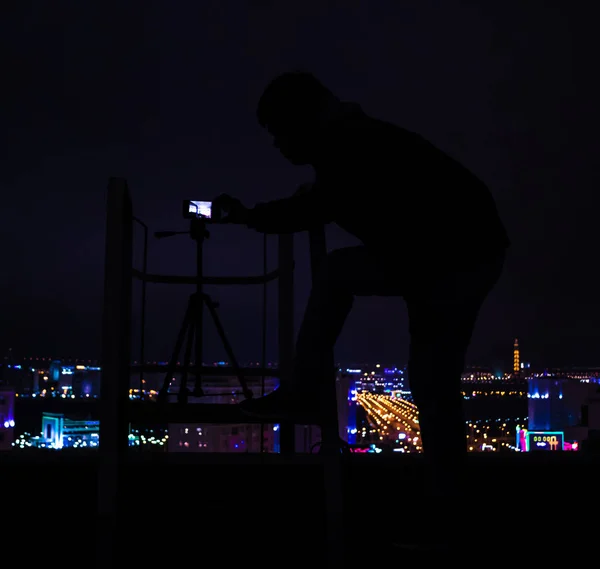 Silhueta Homem Tirando Fotos Telhado Bela Vista Paisagem Urbana Noturna — Fotografia de Stock