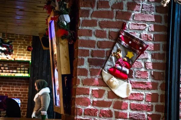 Різдвяні Панчохи Висять Цегляній Стіні Кав Ярні Фоні Клієнта Роблять — стокове фото