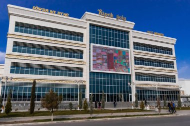 Mary, Türkmenistan. 10 Şubat 2019, 11:00. Gün ortasında önce mavi gökyüzü arka plan üzerinde 