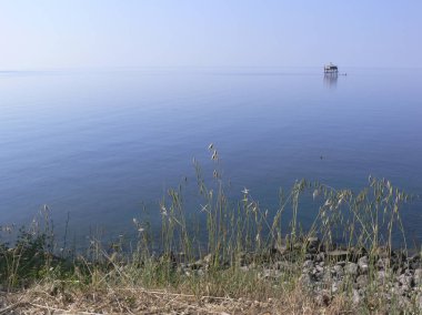 Ufuk sakin denize. Uzaktan görülür bazı tür yapısı