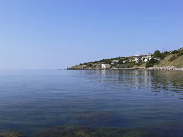 Спокійне Море Відстані Видно Частину Острова Плоский Горизонт — стокове фото