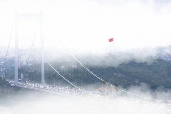 霧で覆われて Istanbul Bosphorus すべての初期の霧の日 — ストック写真