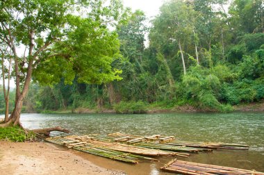Nehirde yüzen ahşap bambu Sal