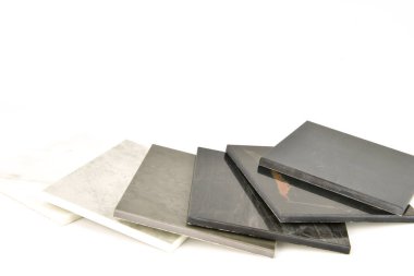 taş örnekleri beyaz zemin üzerine döşer