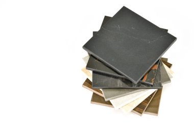 taş örnekleri beyaz zemin üzerine döşer