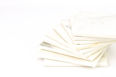 taş örnekleri beyaz zemin üzerine döşer