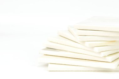 taş örnekleri beyaz zemin üzerine döşer