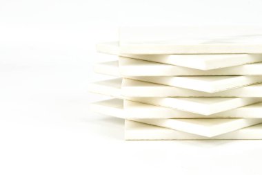 taş örnekleri beyaz zemin üzerine döşer