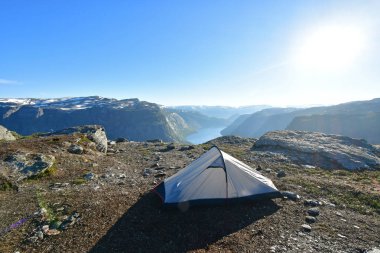 Trolltunga Norveç'te üzerinde kamp