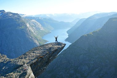 insanlar trolltunga, uçurumun kenarında