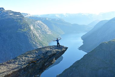 insanlar trolltunga, uçurumun kenarında