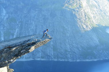 insanlar trolltunga, uçurumun kenarında