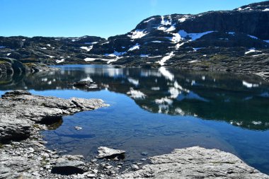 trolltunga Norveç gölde